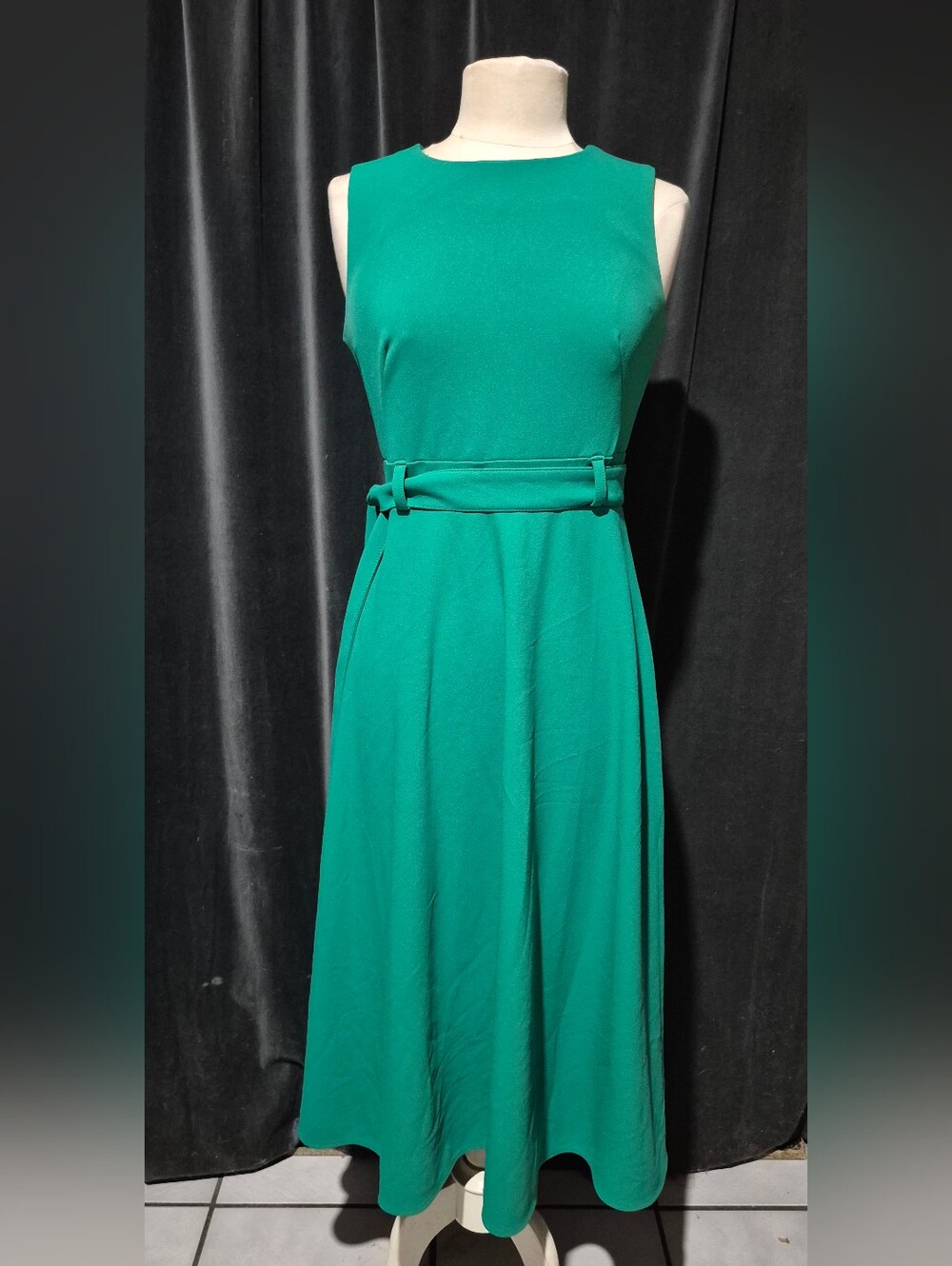 emerald green calvin klein dress Sleeveless Belted Midi Evening gown Size:7.5 US Women (4.5 UK/AU) sleeveless accessories L.I.V.E Blue Set: @patrique_ophori 100% polyester.